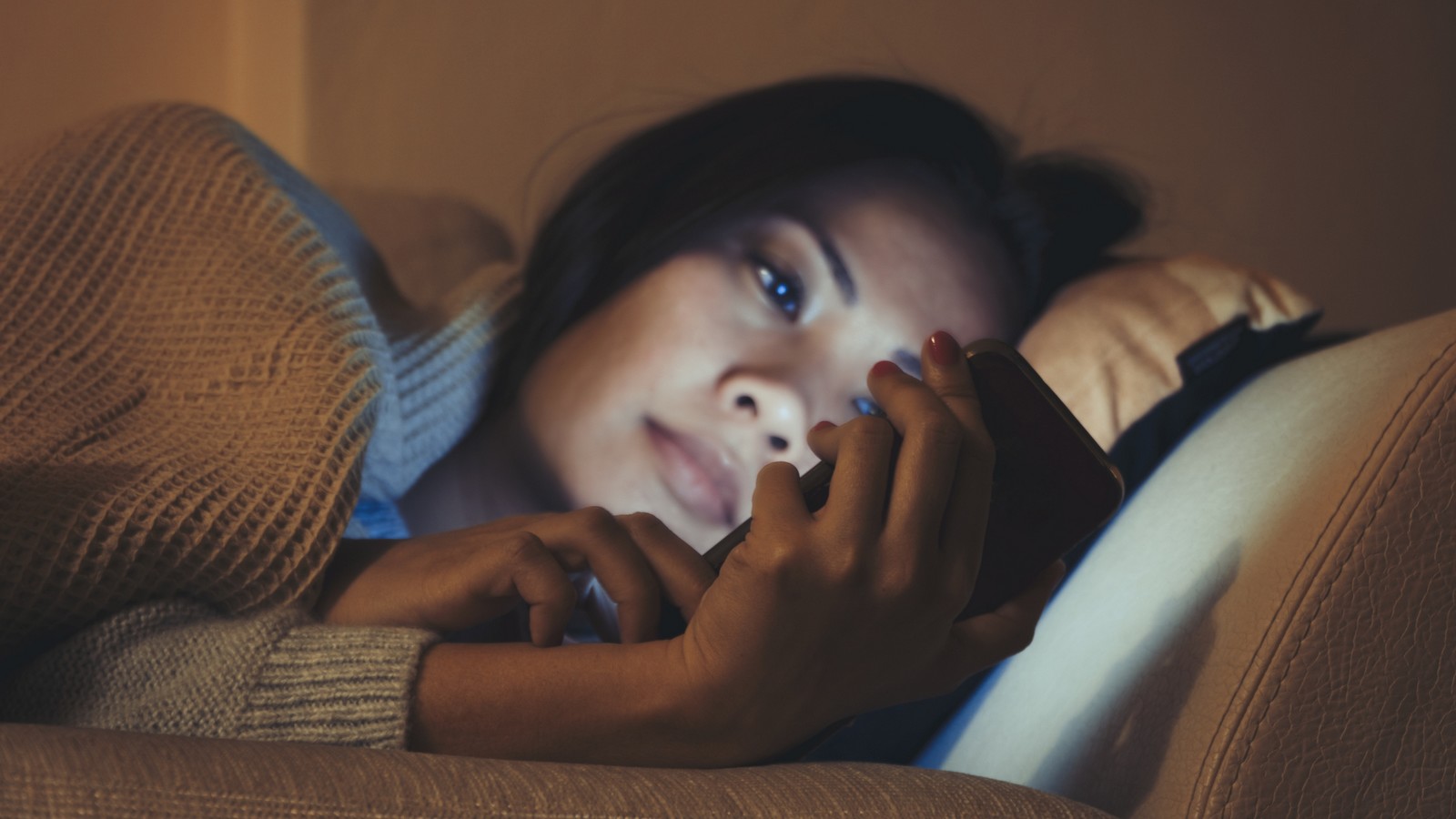 Darum solltest du dein Handy nie mit ins Bett nehmen! 72 Handy im Bett