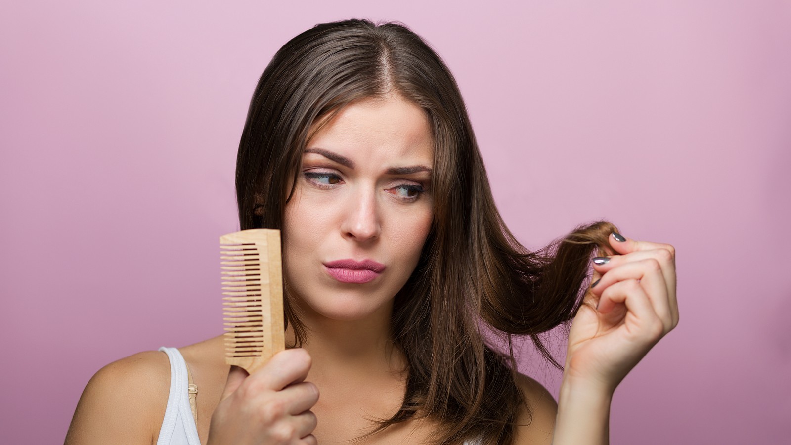 Teenager mit ihrer Haarbürste