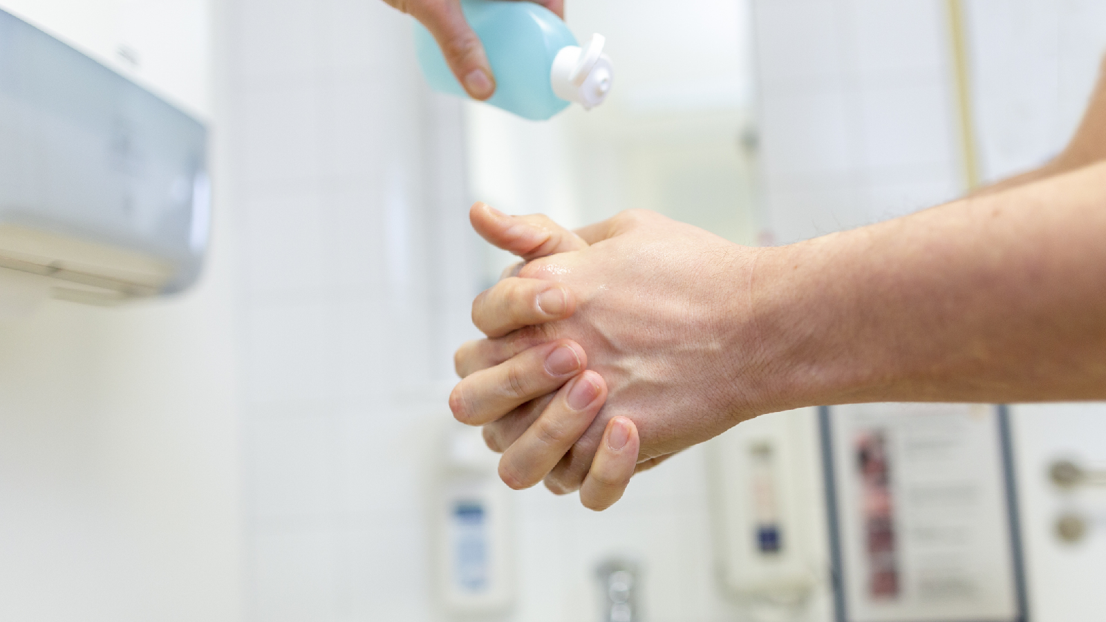 So kannst du Desinfektionsmittel selbst herstellen! 72 Hand waschen