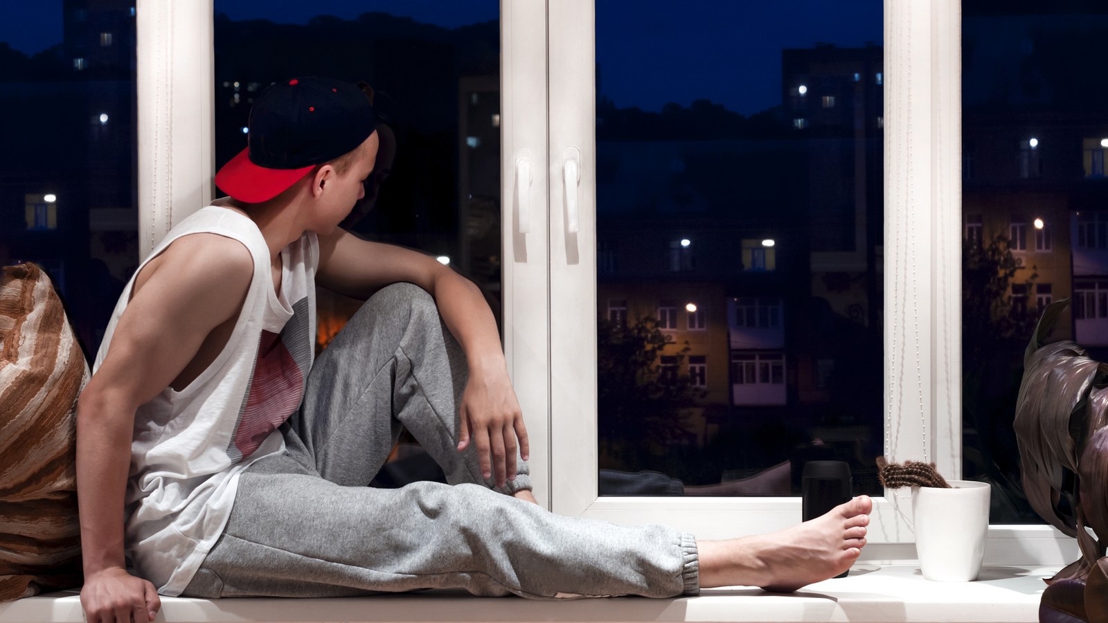 Teenager am Fenster