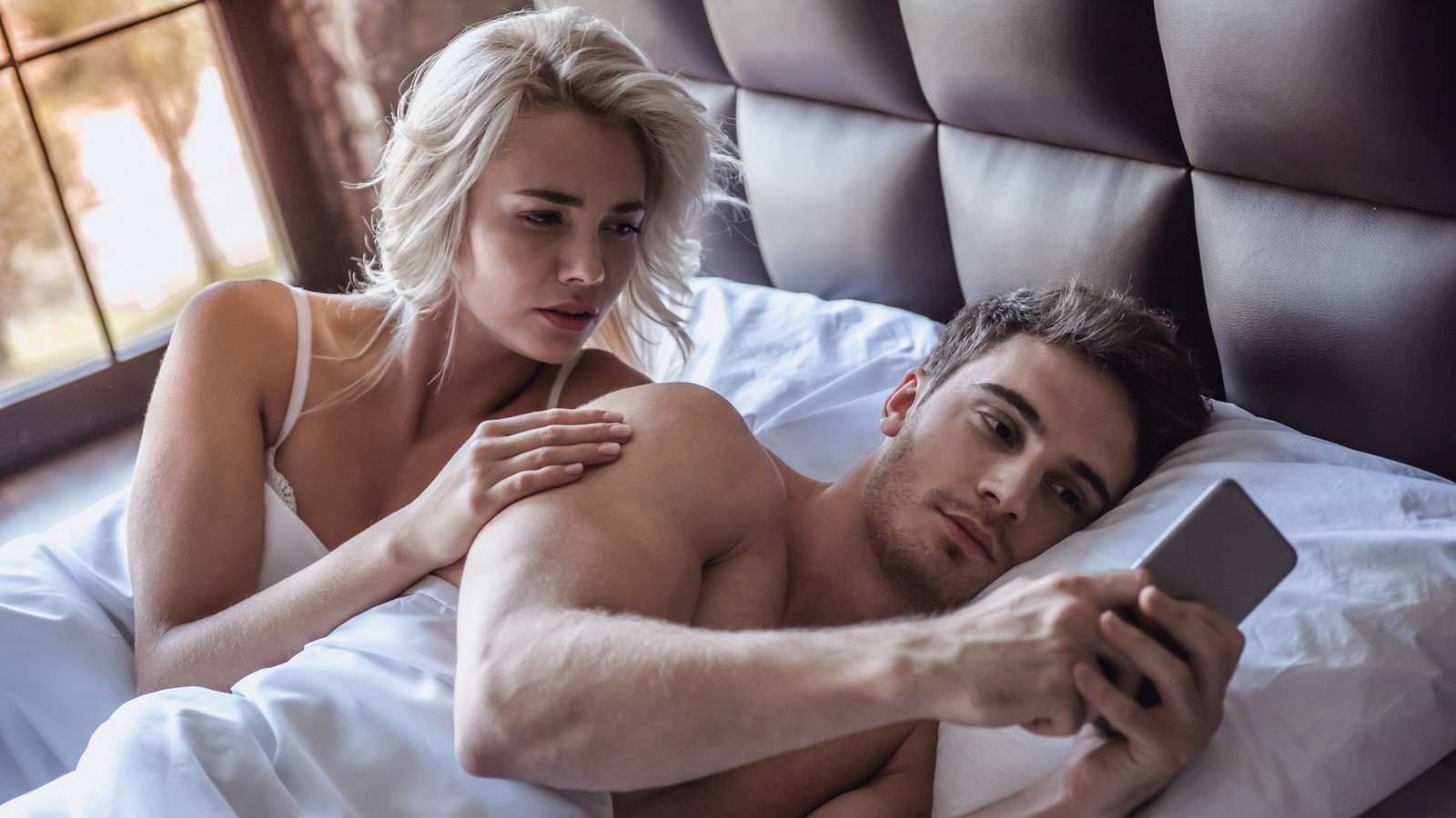 Diese 5 Dinge solltest du nicht tun, wenn dein Partner dich betrügt 72 Ein Paar im Bett