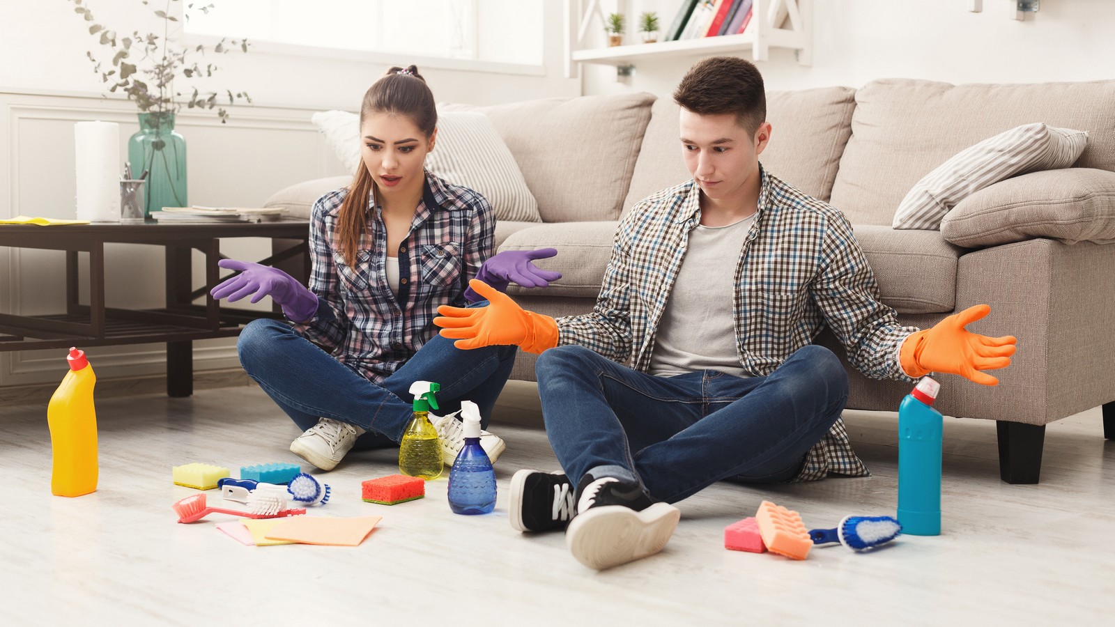 Coronavirus: Diese Dinge solltest du täglich reinigen! 72 Paar räumt Wohnung auf
