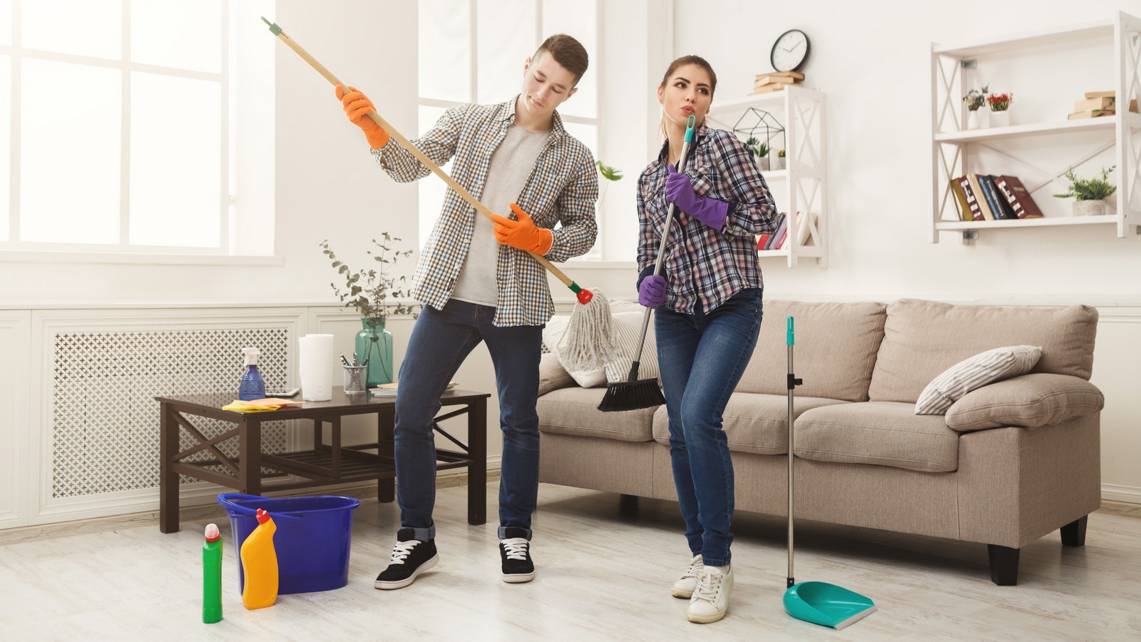 Paar räumt Wohnung auf