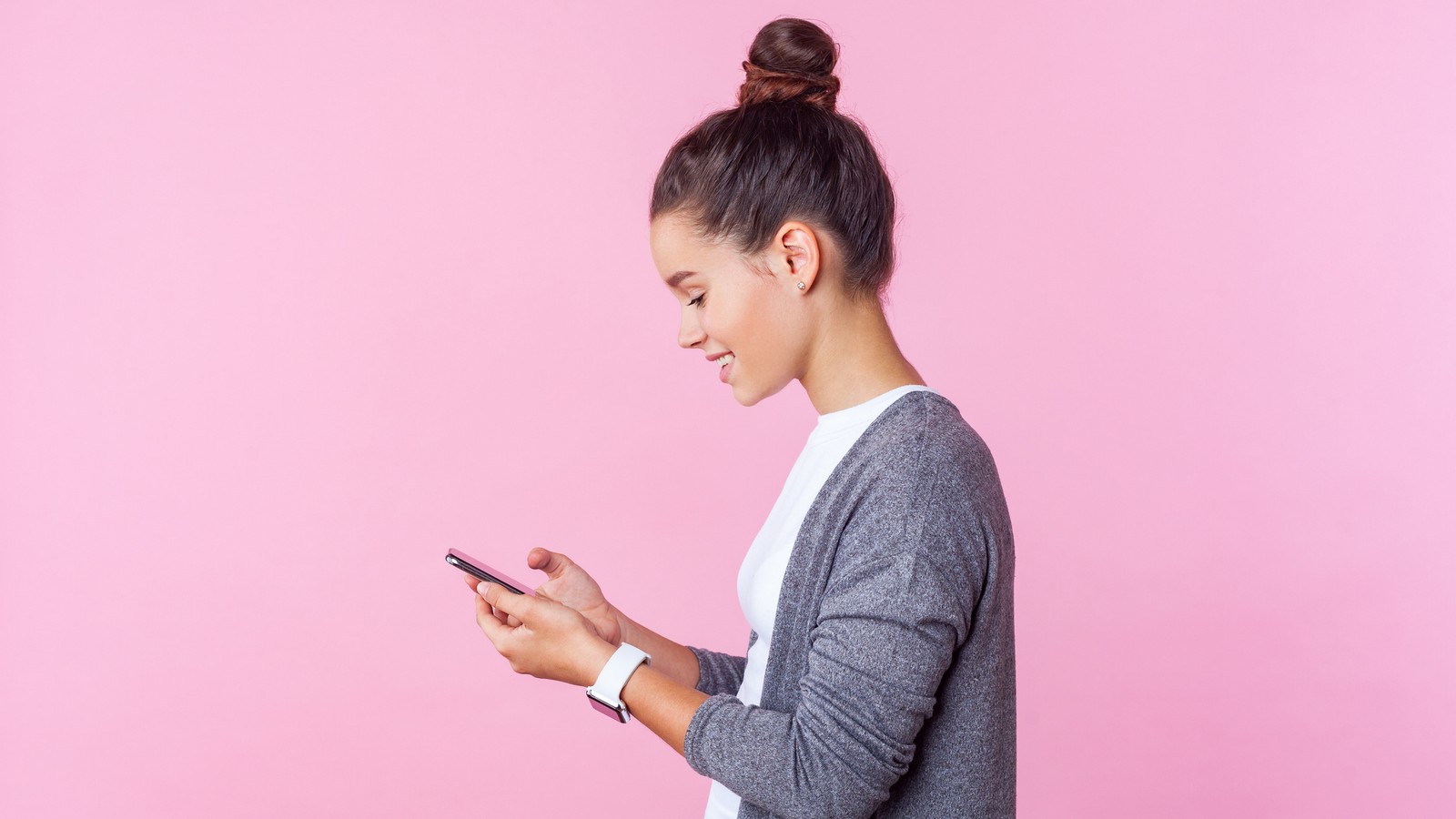 Neben Dating: Diese 6 Dinge kannst du mit Tinder machen! 72 Teenager mit Handy
