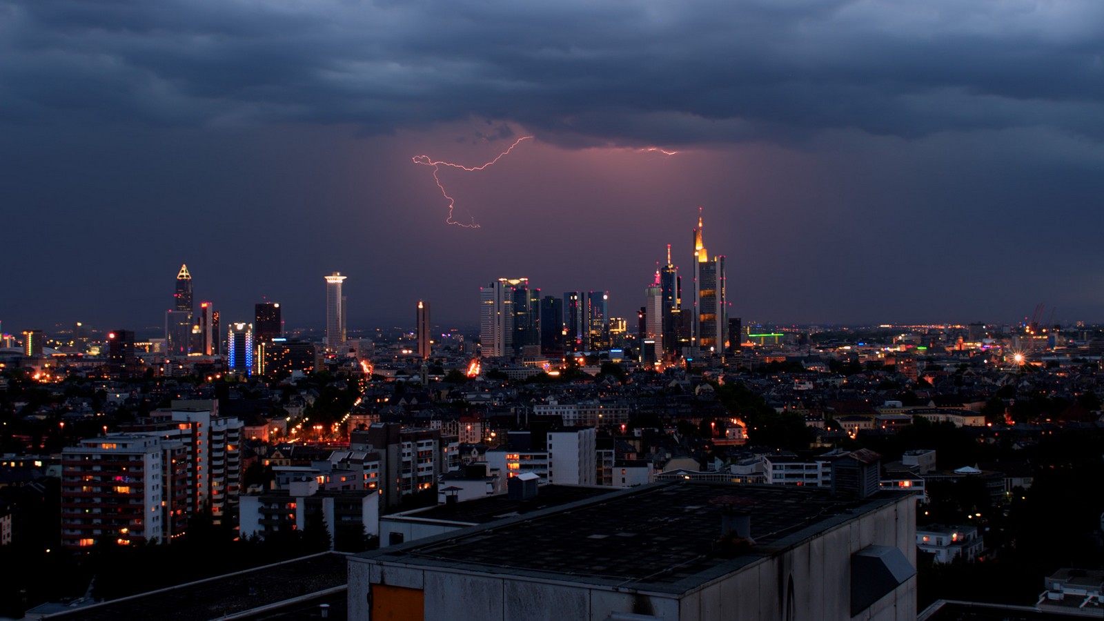 Bis 33 Grad: Nach der Hitze kommen schwere Unwetter! 72 Gewitter
