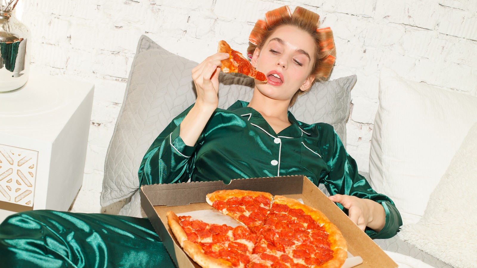 Diese 5 Sternzeichen sind extrem faul 61 Teenager mit Pizza