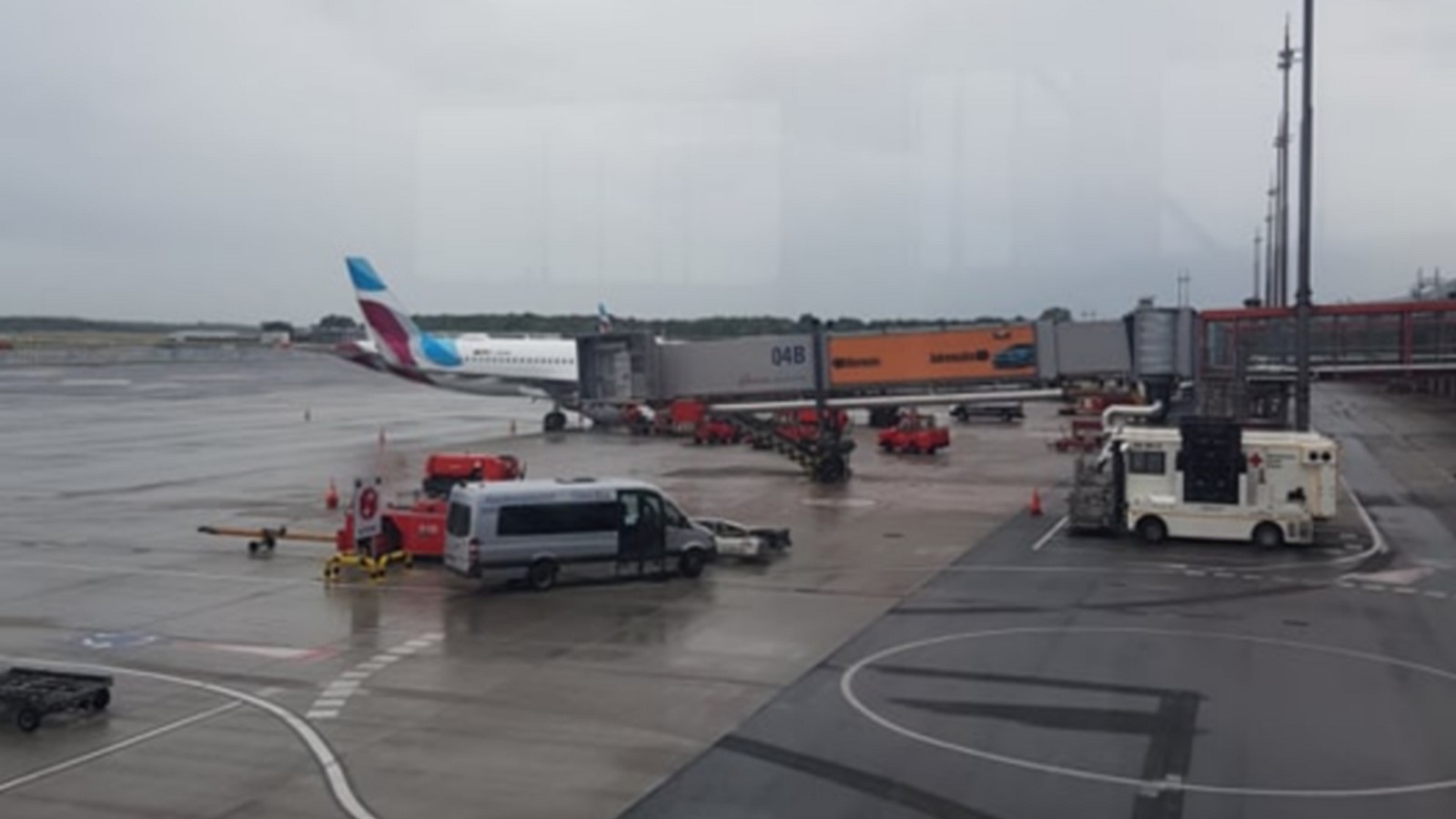 KUKKSI-Reporter macht den Test: Das erwartet dich im Flugzeug! 73 Flughafen Hamburg