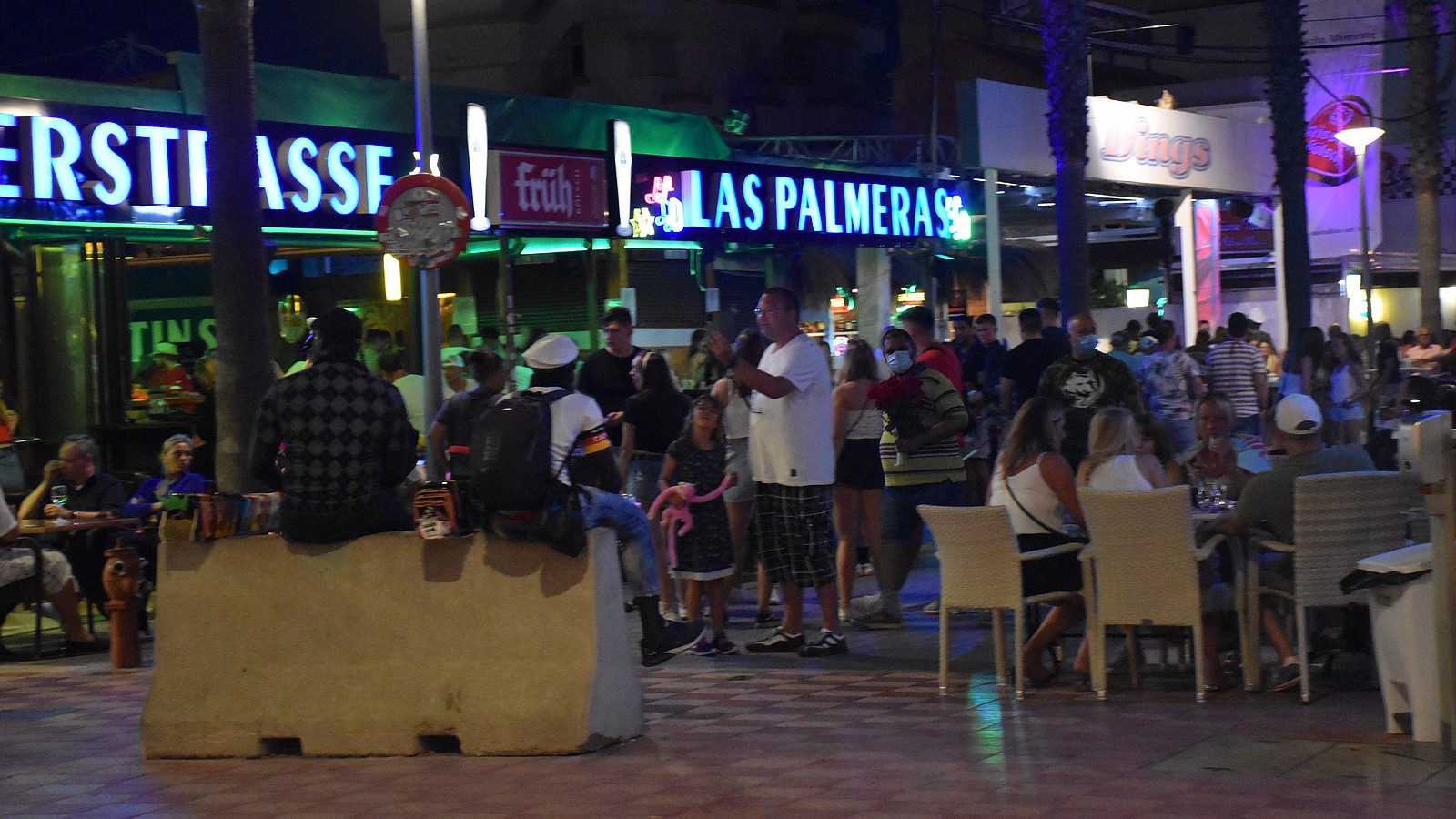 Nach Partynacht: Urlauber auf Mallorca halten sich an Maskenpflicht! 72 Bierstraße auf Mallorca