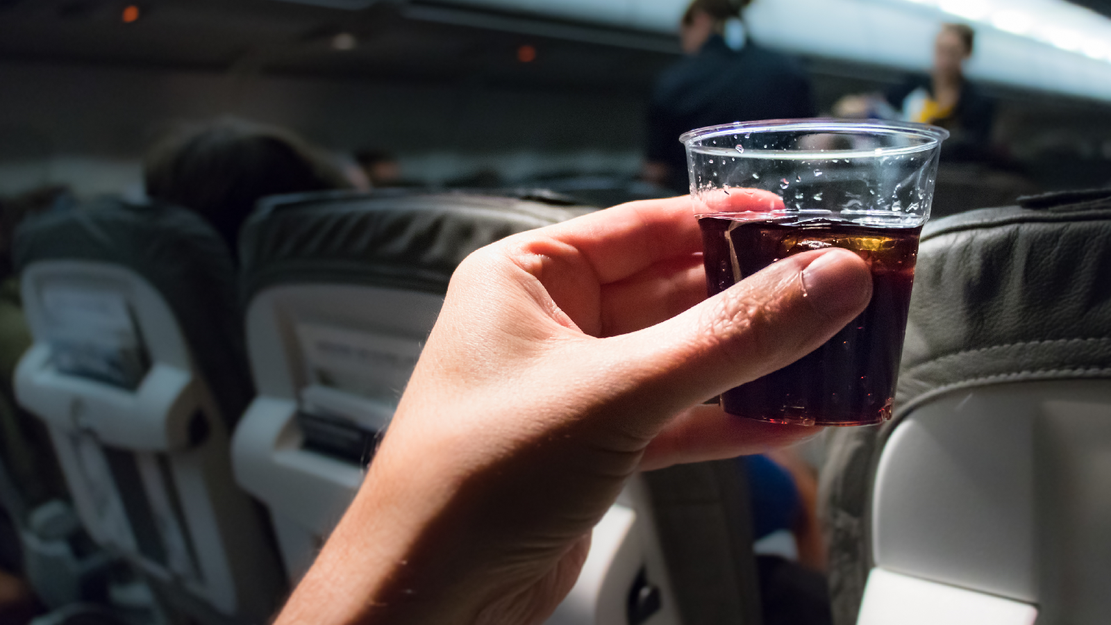 Darum keine Cola im Flugzeug