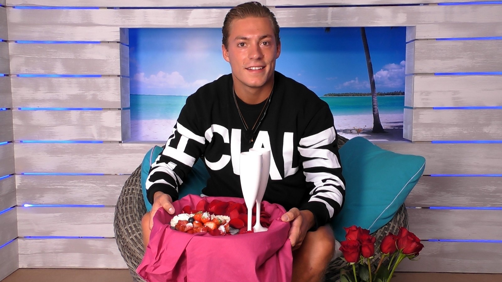 Love Island 2020: Henrik offenbart Sandra seine Gefühle! 72 Henrik bei "Love Island"