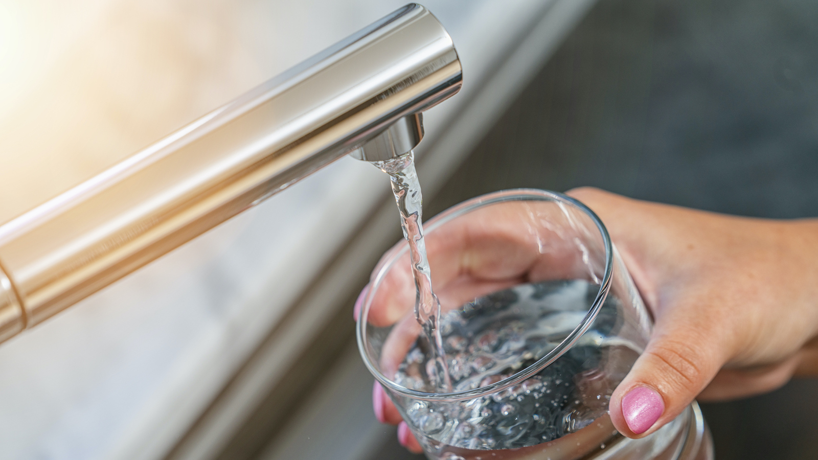 Darum sollte man morgens kein Leitungswasser trinken 72 Deshalb sollte man früh kein Leitungswasser trinken