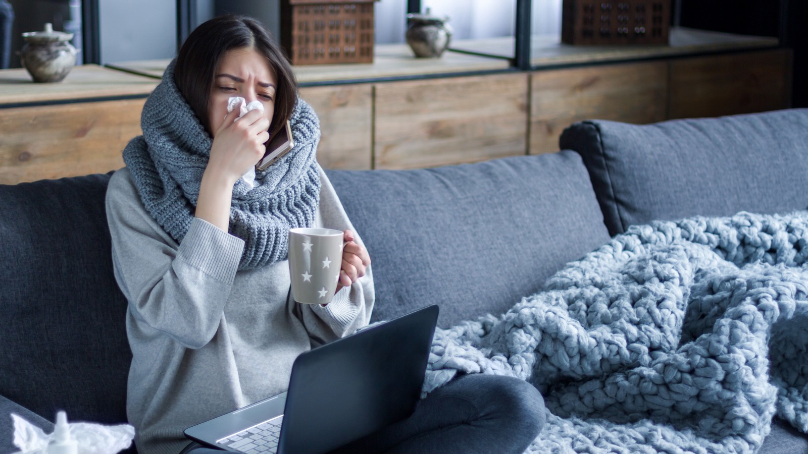 Corona: Dieses Symptom deutet auf eine Infektion hin! 72 Krank