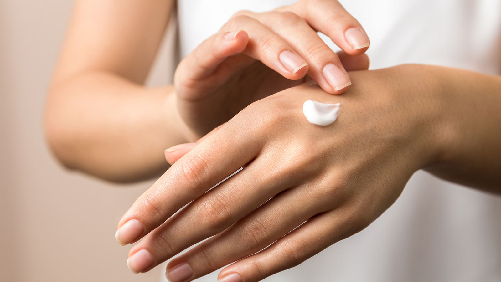4 krasse Hacks mit Handcreme 72 iStock 1200587353