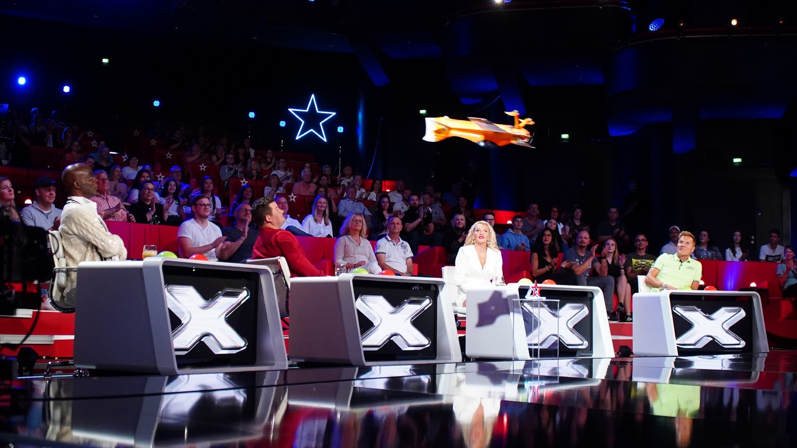 Supertalent 2020: Sänger Rafael-Evitan Grombelka ist gehörlos! 72 Jury bei "Das Supertalent"