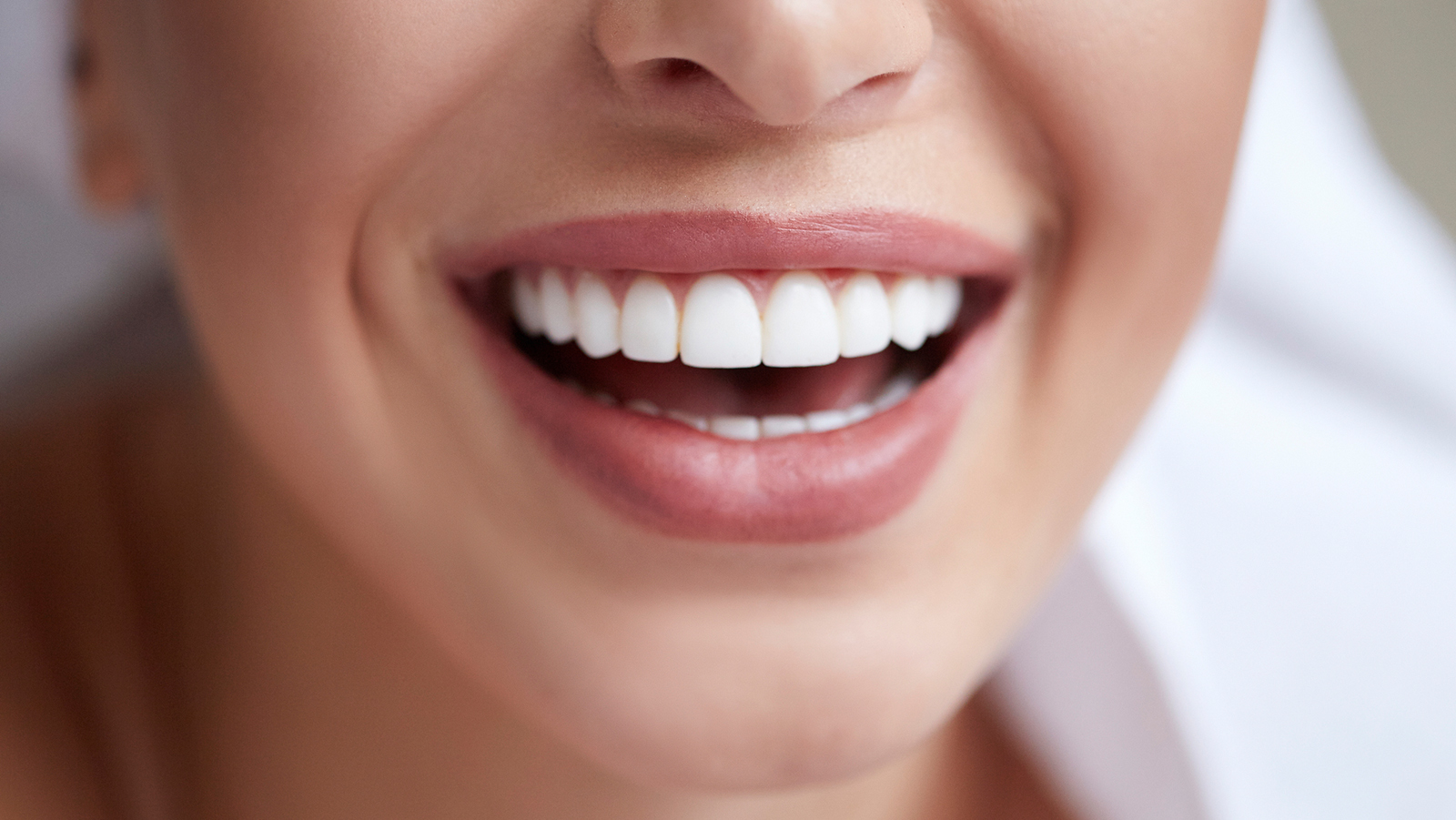 3 Methoden: So bekommst du weiße Zähne! 72 iStock 1125113469