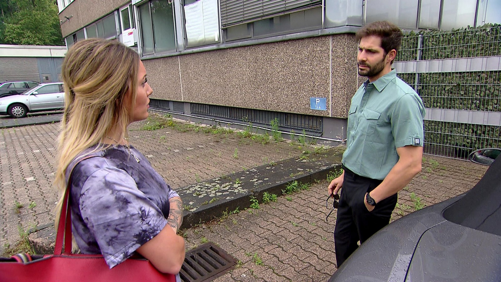 Thea und Lehrer Chris in "Krass Schule - Die jungen Lehrer"