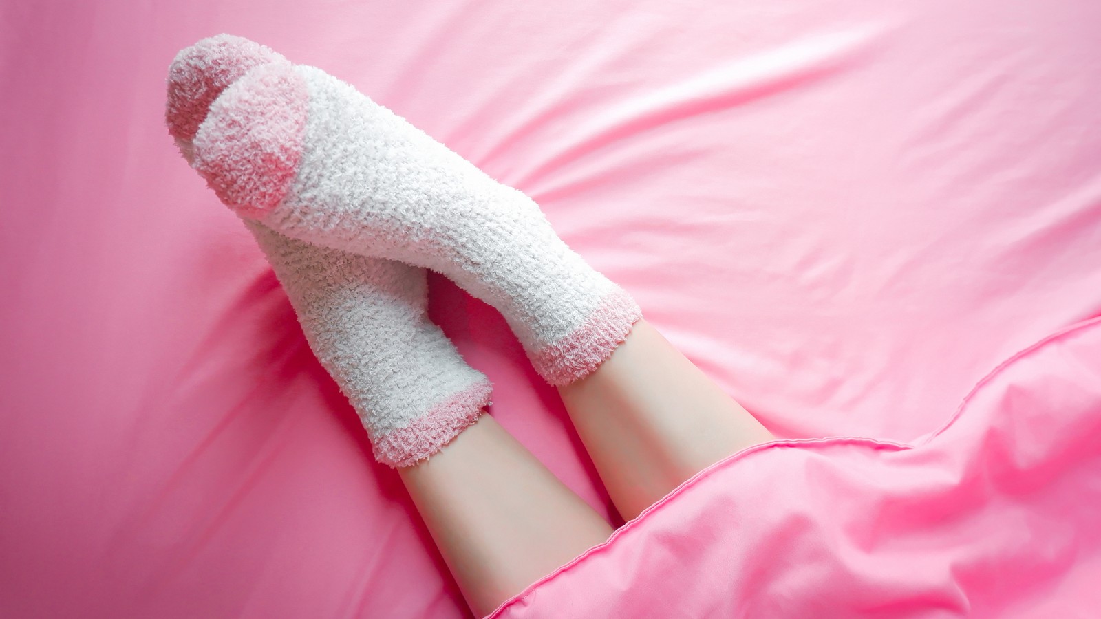 Darum solltest du nachts Socken tragen! 61 Socken im Bett