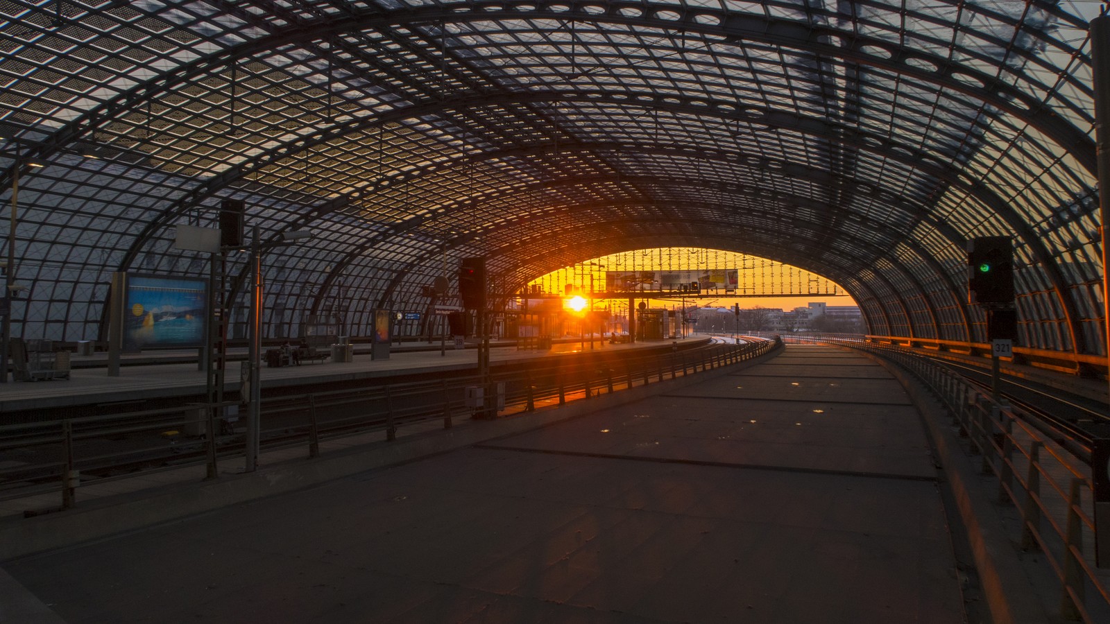 Mega-Lockdown: Wird der Nah- und Fernverkehr eingestellt? 72 Hauptbahnhof in Berlin