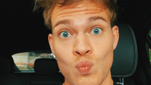 Joey's Jungle: So geht es dem Youtuber nach Coming-out 72 Wie geht es ihm nach dem Outing?