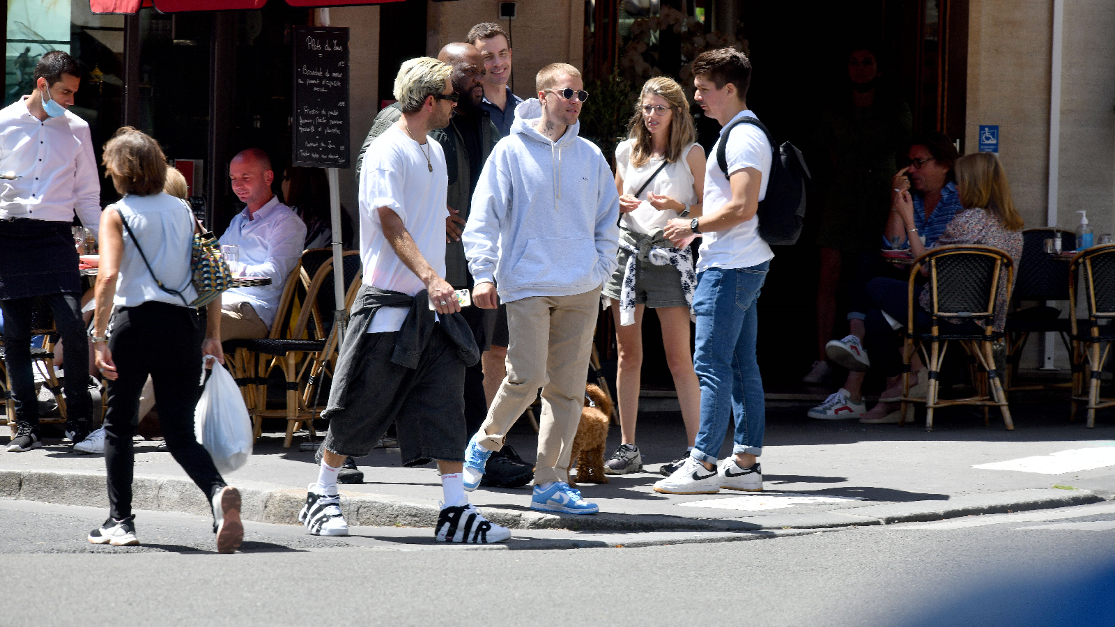 Justin Bieber: Fans lauerten ihm vor seiner Wohnung auf! 61 Justin Bieber von Fans belagert