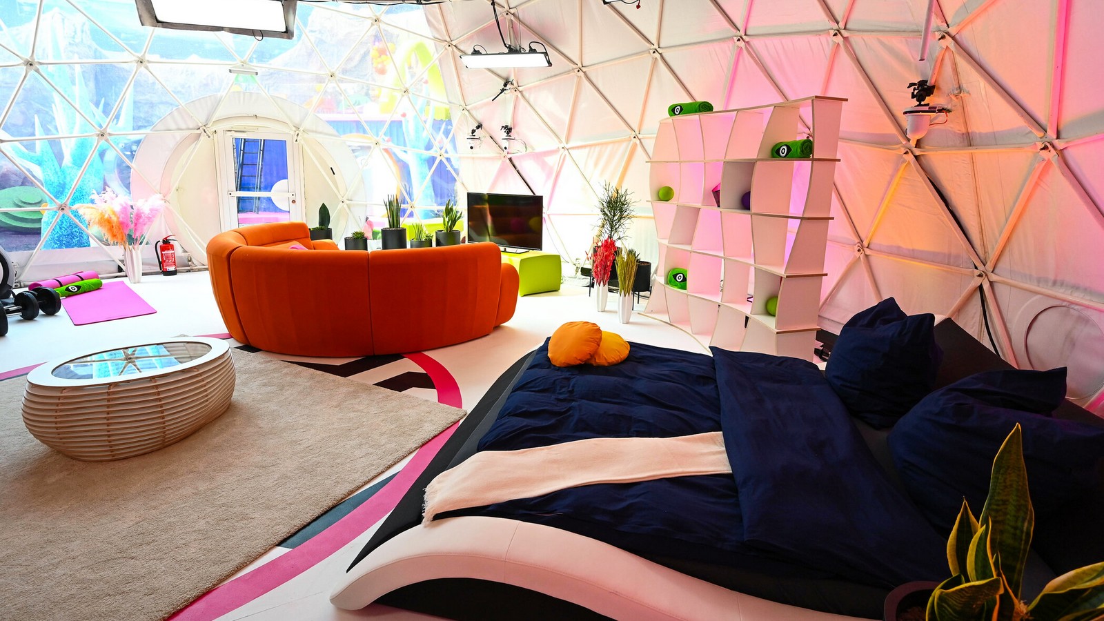 Promi Big Brother 2021: Erste Fotos aus dem Weltall 77 Der Big Planet bei "Promi Big Brother"