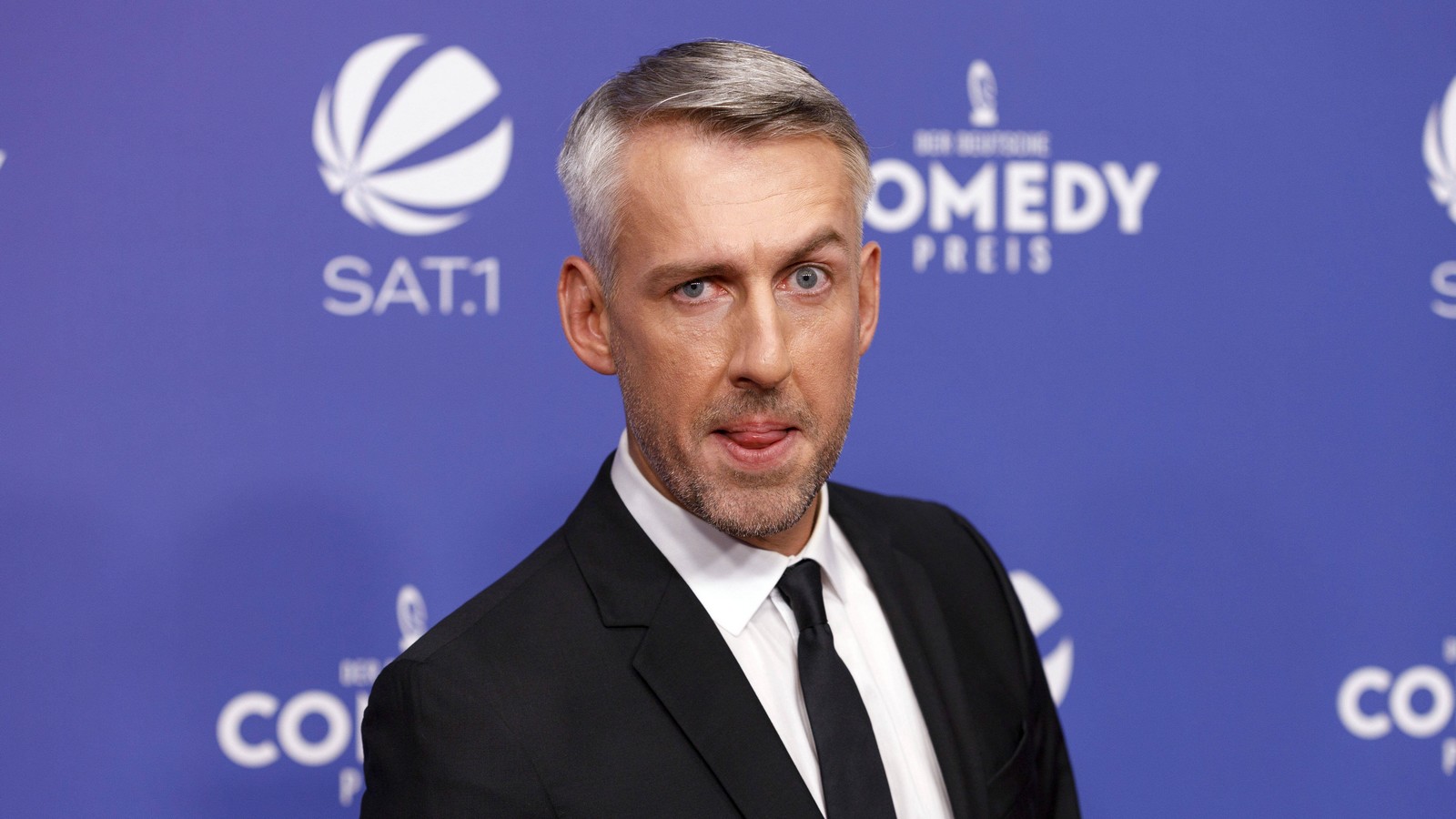 Sebastian Pufpaff: Das steckt hinter dem Namen des TV total-Moderators! 72 "TV total"-Moderator Sebastian Pufpaff
