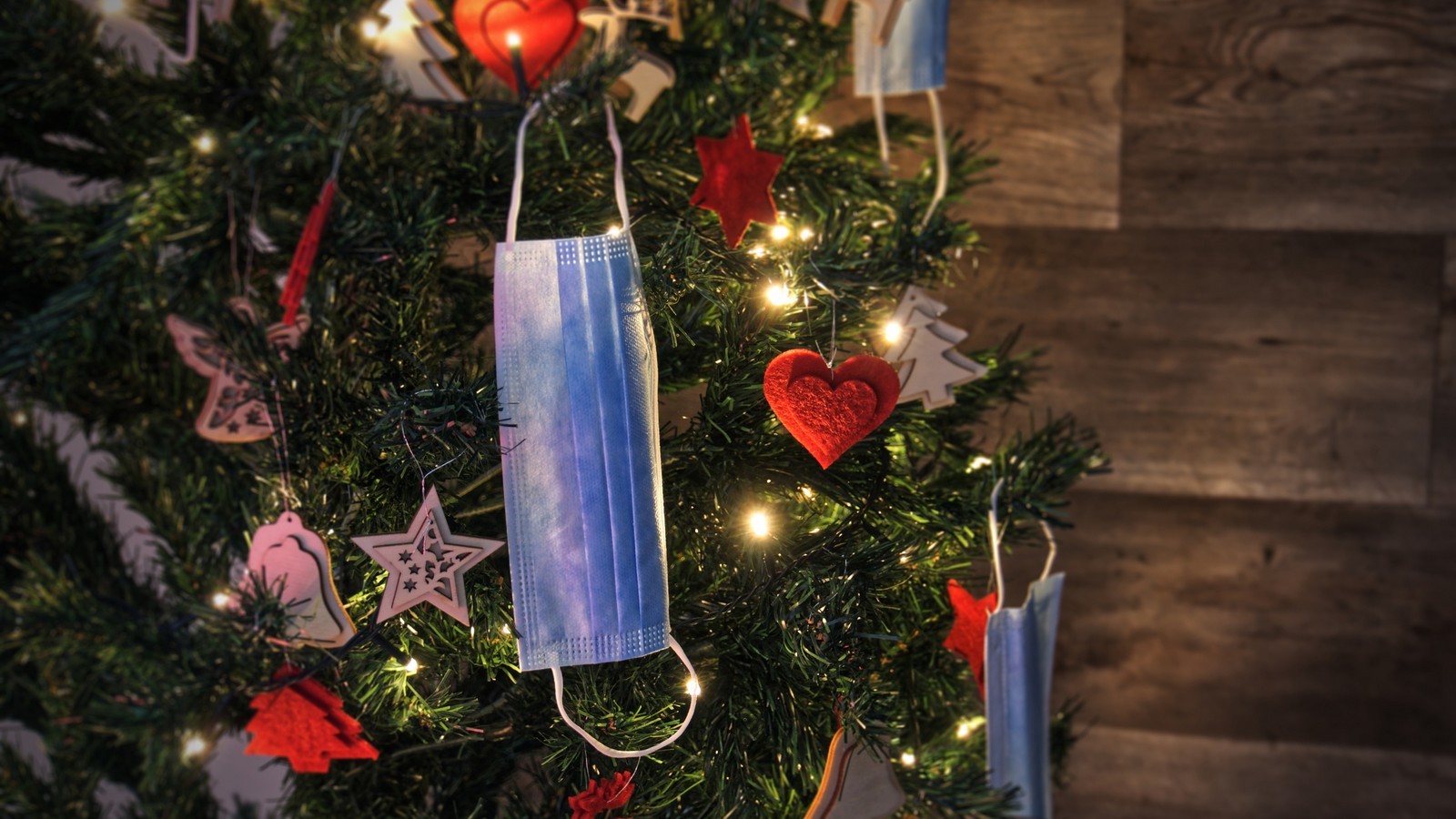 Maske am Tannenbaum