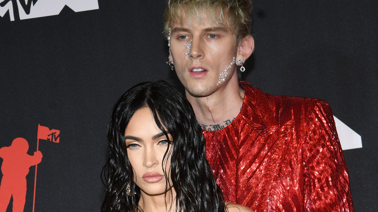 Megan Fox hat Ring mit Dornen