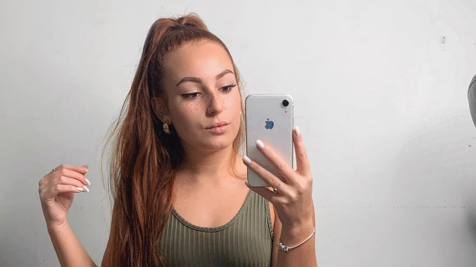 Tasche von Influencerin fängt Feuer