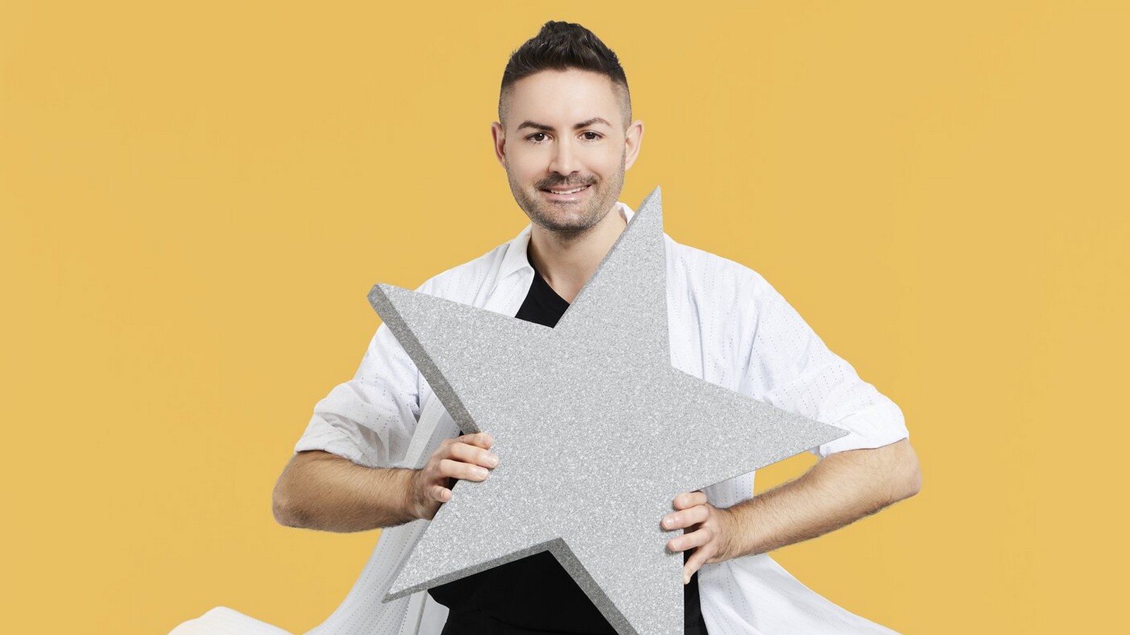 Promi Big Brother 2022: Alle Kandidaten im Überblick! 82 Menderes Bagci bei "Promi Big Brother" 2022