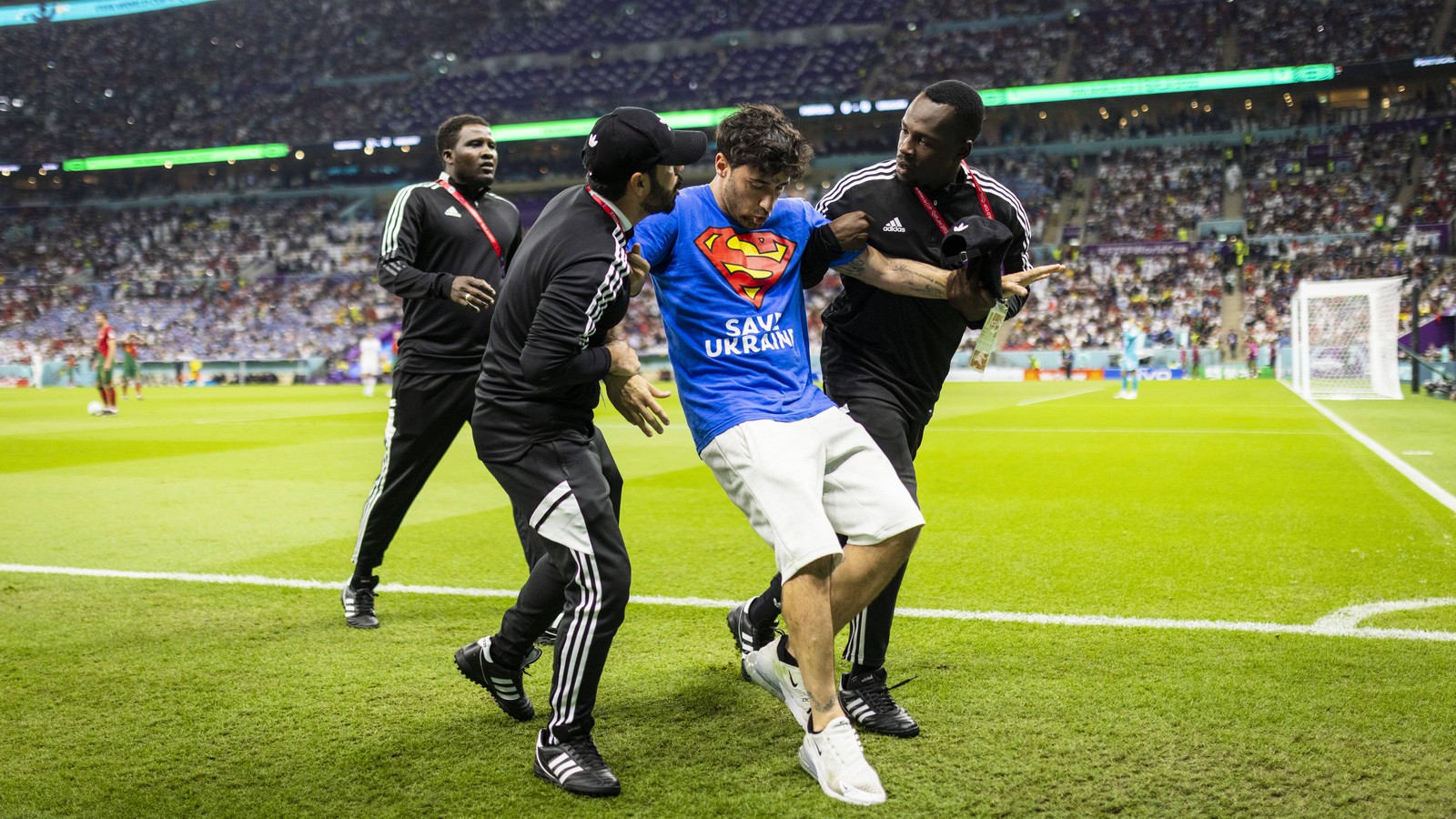 Diese Bilder hat die FIFA zensiert: Flitzer rennt mit Regenbogenfahne aufs Spielfeld! 72 Flitzer bei der WM 2022