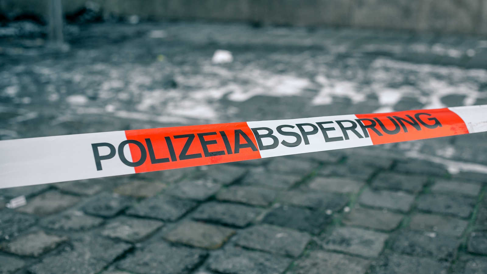 "Da lag ein Kind ohne Bein!": Freunde von Emily leisten Erste Hilfe auf Weihnachtsmarkt in Magdeburg 65 Polizeiabsperrung