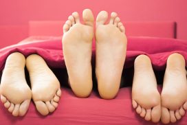 Eiffelturm-Stellung: So funktioniert die Sex-Position zu dritt 71 Eiffelturm-Stellung: So funktioniert die Sex-Position zu dritt