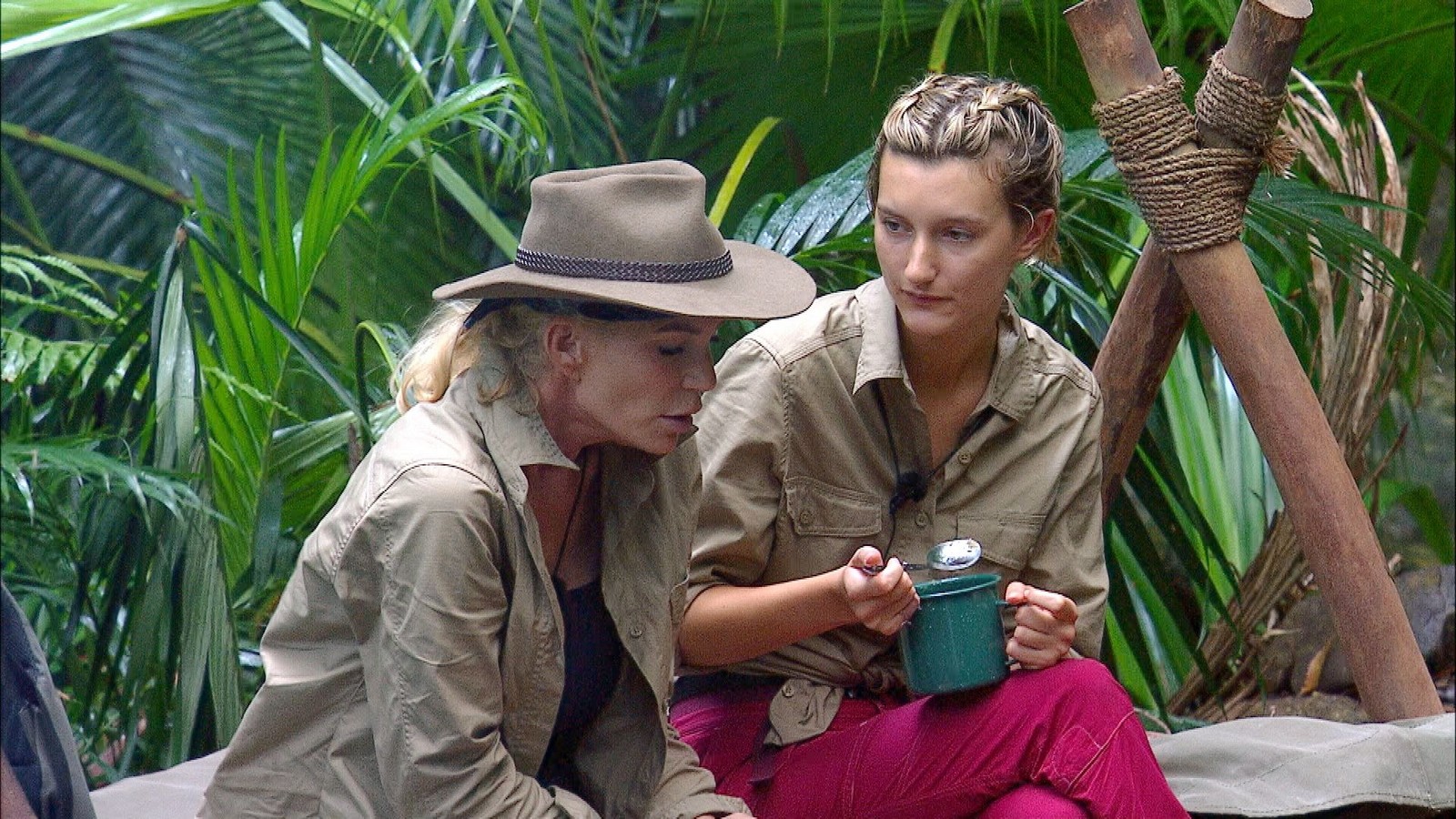 Dschungelcamp-Star Anya Elsner spricht trotz Anwalts-Drohung: Jetzt meldet sich ihre Mutter zu Wort! 46 Anya Elsner und Sarah Kern im Dschungelcamp 2024