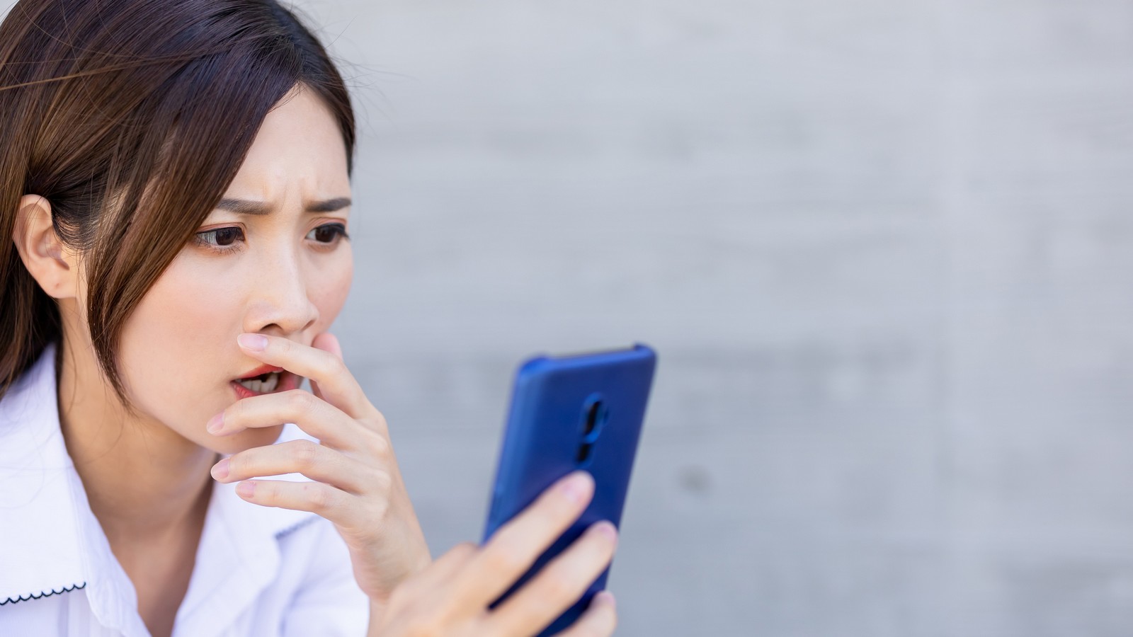 Frau schaut auf das Handy