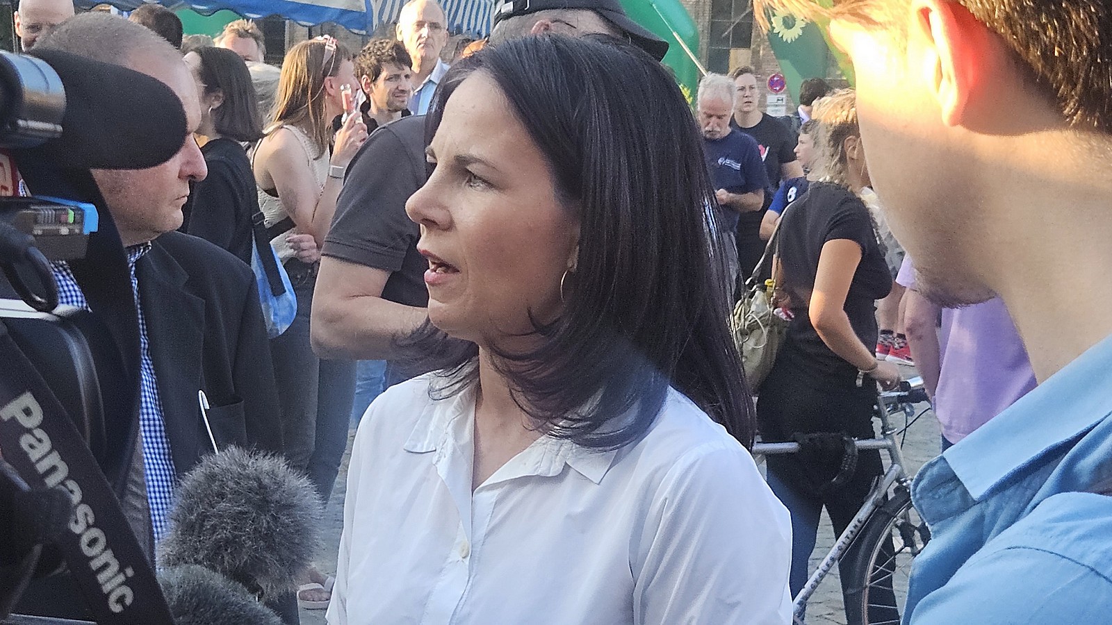 Annalena Baerbock spricht über Hass gegen Frauen: "Plötzlich ist die Stimme zu hoch oder die High Heels" 95 Annalena Baerbock