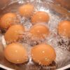 Nicht wegschütten! So kann man Eierwasser noch nutzen 50 Eier kochen