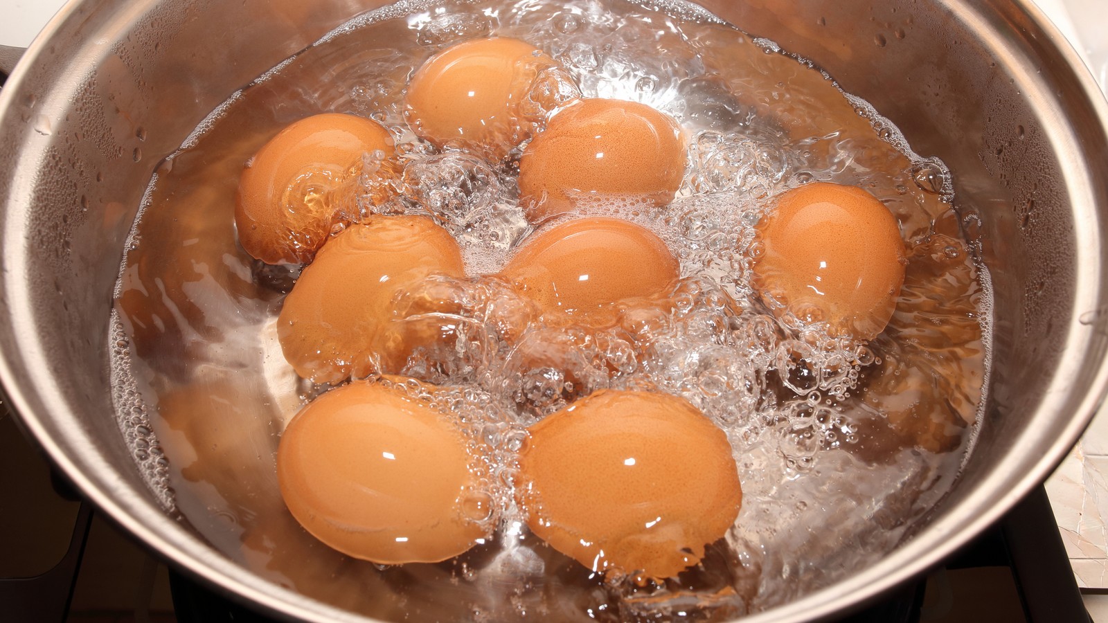 Nicht wegschütten! So kann man Eierwasser noch nutzen 61 Eier kochen