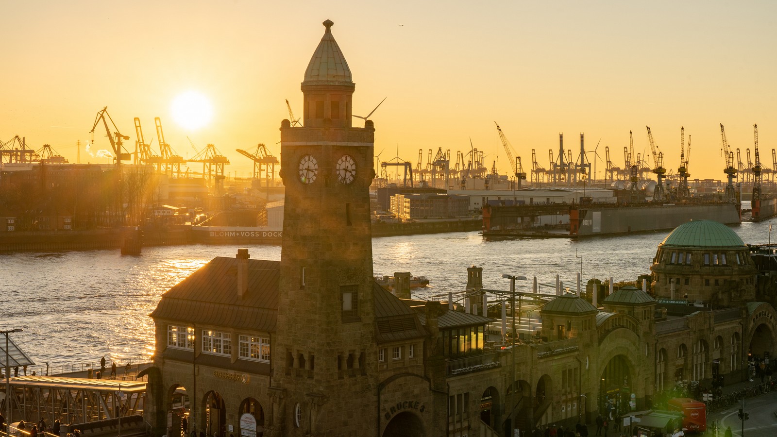 Bis 25 Grad möglich: Kommt jetzt der erste Sommertag? 61 Landungsbrücken und Hafen in Hamburg