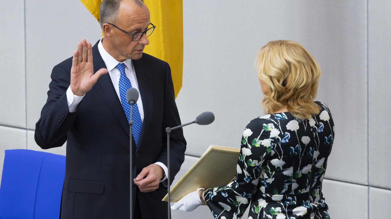 Kanzlerwahl: Geheimnis gelüftet - Darum trug Julia Klöckner weiße Handschuhe 61 Friedrich Merz und Julia Klöckner