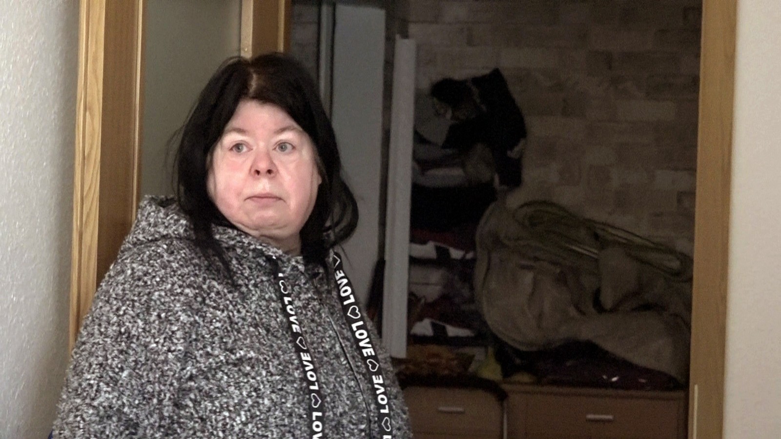 "Hartz und herzlich": Pamela will mit Räucherstäbchen einen Untoten aus ihrer Wohnung vertreiben 61 Pamela aus "Hartz und herzlich"