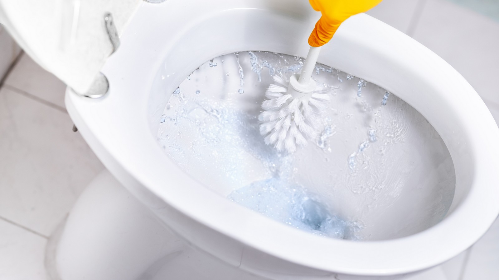 Hausmittel-Trick: Diese explosive WC-Bombe säubert die Toilette 61 Klo putzen