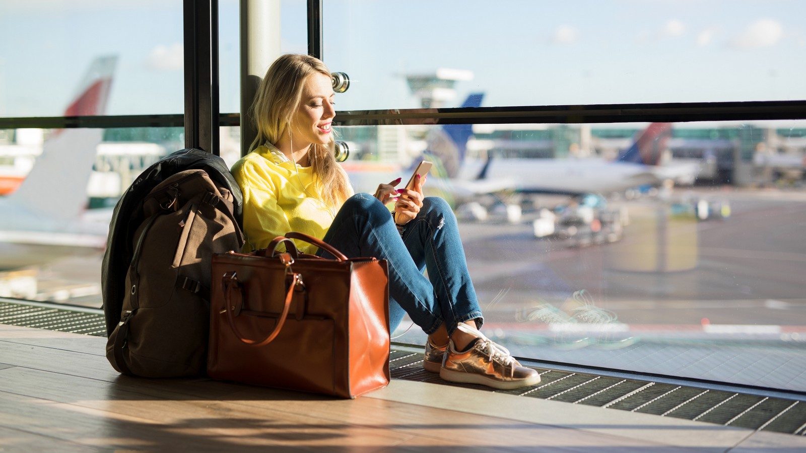 Diese zwei Dinge sollte man am Flughafen nie mit seinem Handy machen 61 Frau am Flughafen