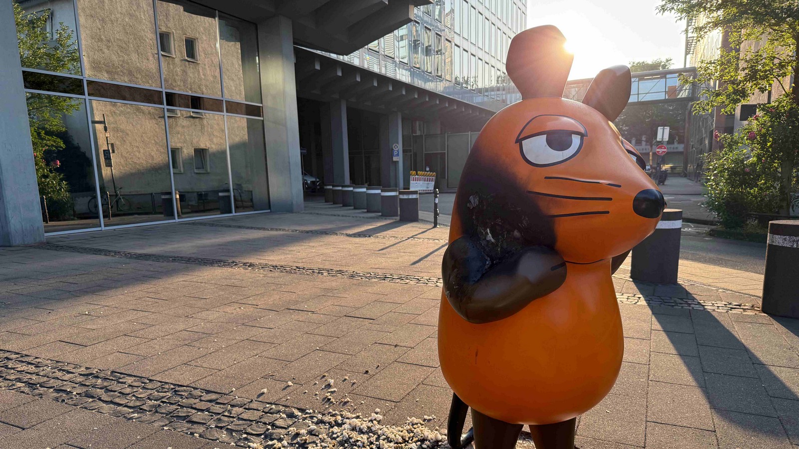 "Diese Tat macht uns fassungslos": Unbekannte zünden beliebte Maus-Figur in Köln an 72 Maus-Figur in Köln