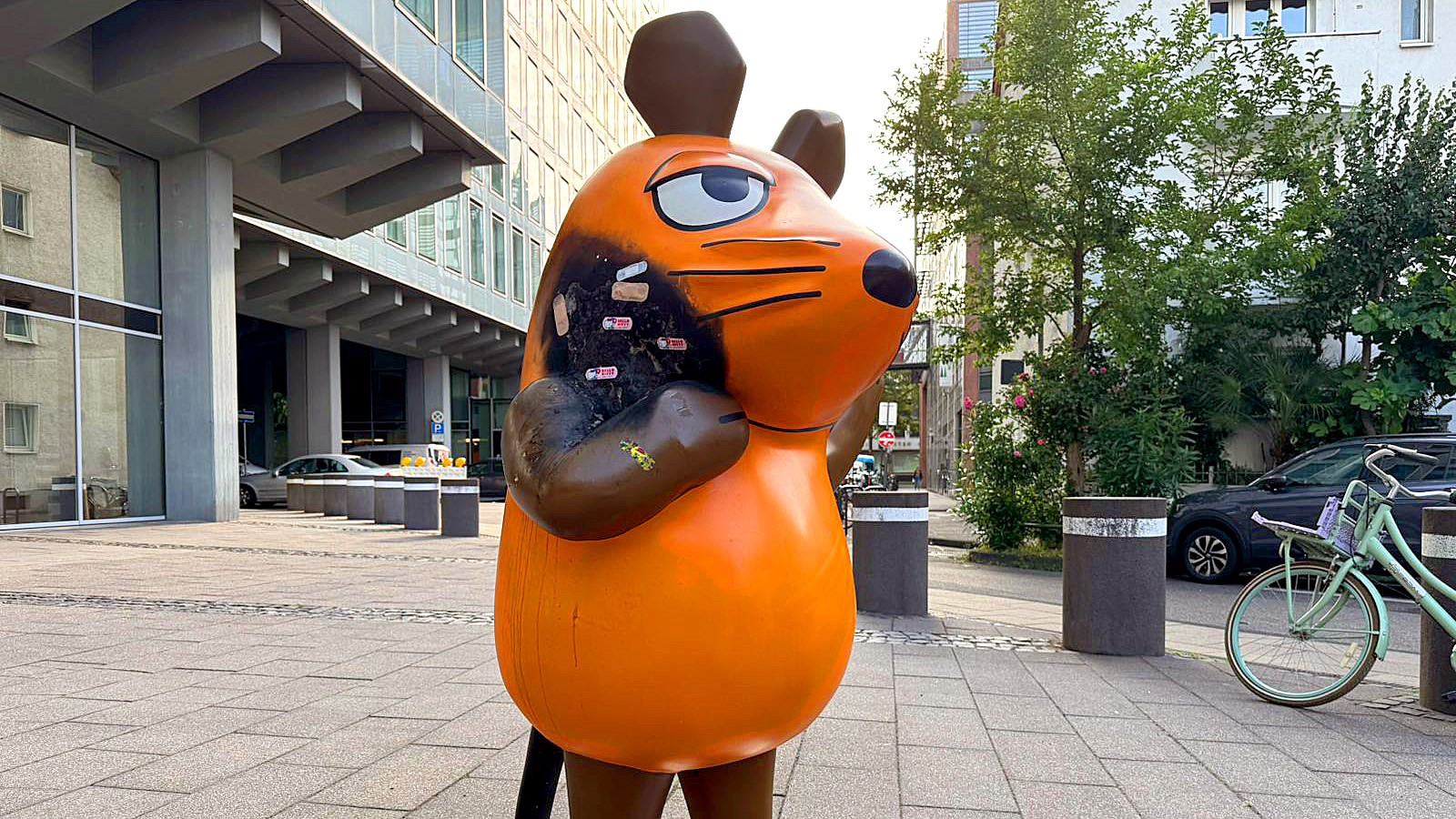 Nach Brandanschlag: Angebrannte Maus wird mit Pflastern versorgt - so geht es mit der Figur weiter 61 Maus-Figur in Köln