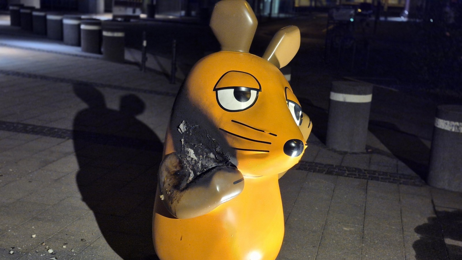 "Diese Tat macht uns fassungslos": Unbekannte zünden beliebte Maus-Figur in Köln an 61 Maus-Figur