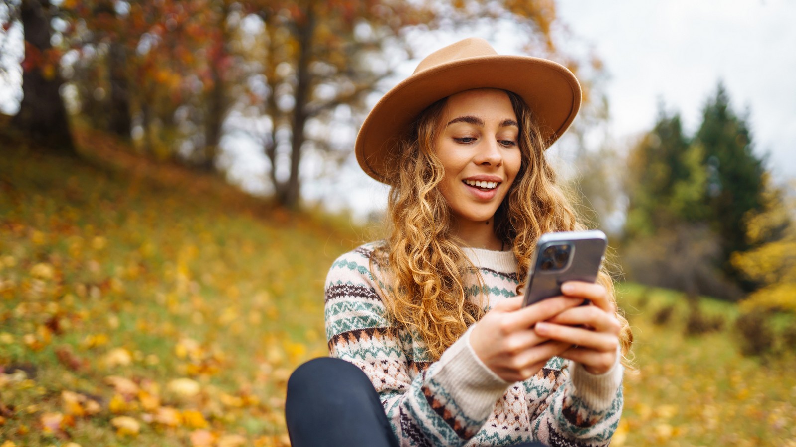 Diese 4 Sternzeichen erhalten im Oktober 2025 eine Nachricht von ihrem Ex 61 Frau am Handy