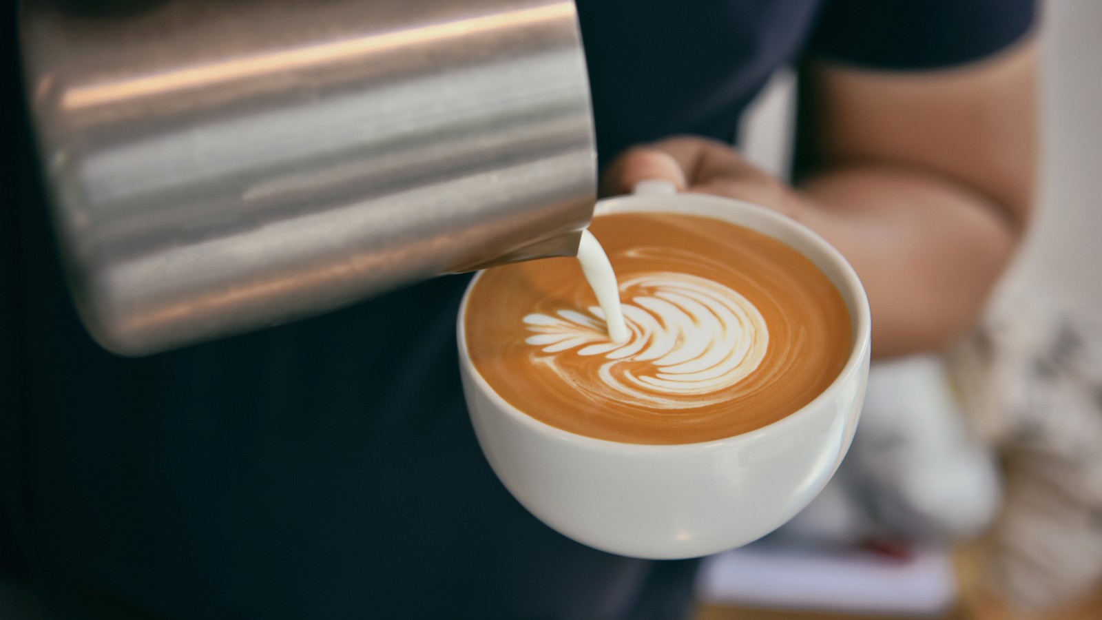 Kaffee oder Milch zuerst in die Tasse? Ein Fehler kann den Genuss ruinieren 61 Kaffee