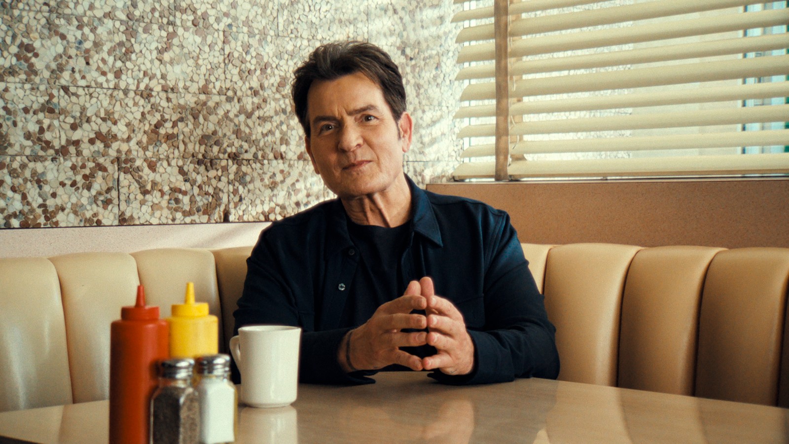 Charlie Sheen bedauert Tattoos mehr als HIV-Diagnose 61 Charlie Sheen
