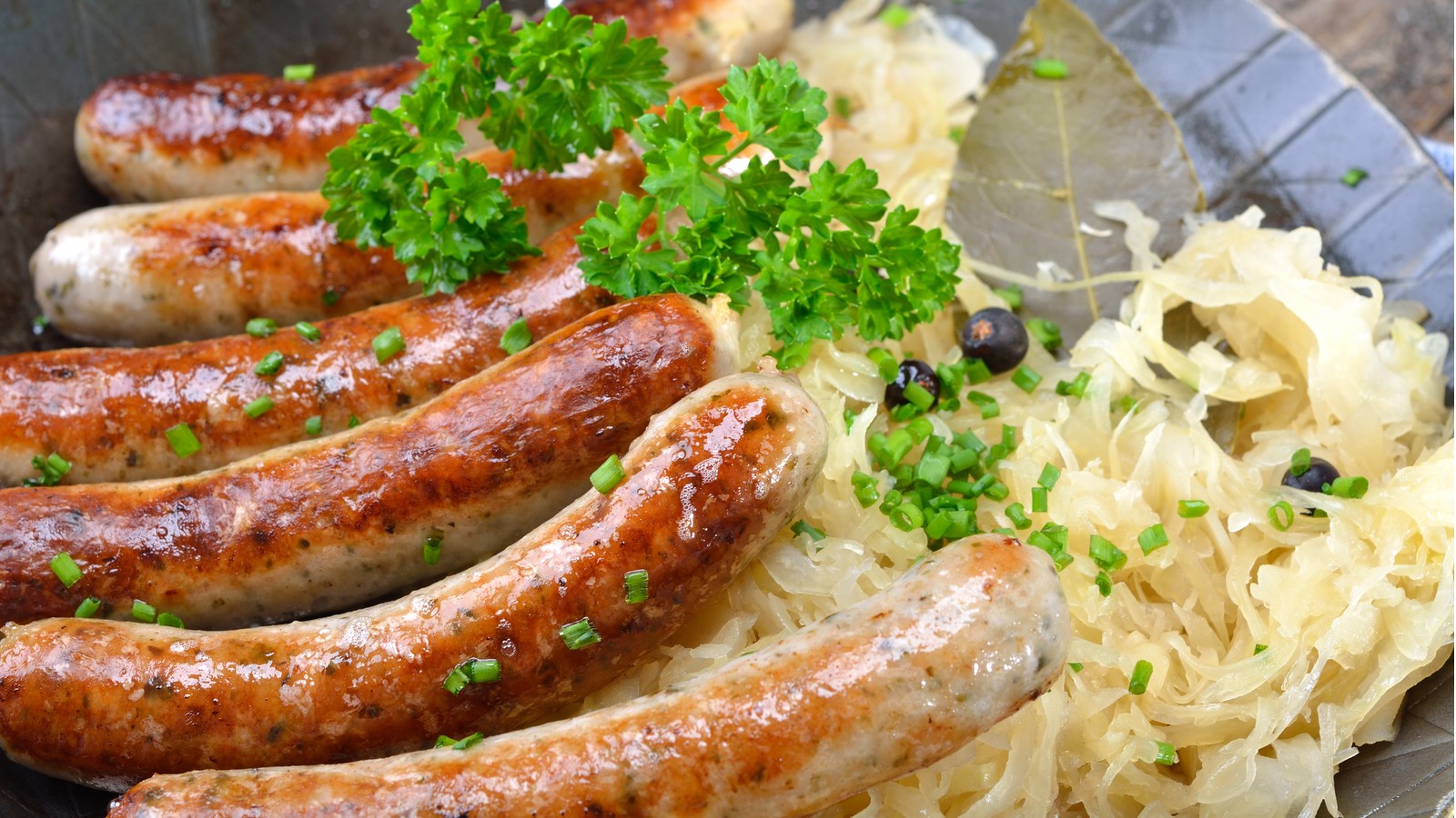 Sauerkraut verfeinern: Mit dieser Geheimzutat wird Dosenkraut lecker 61 Bratwurst und Sauerkraut